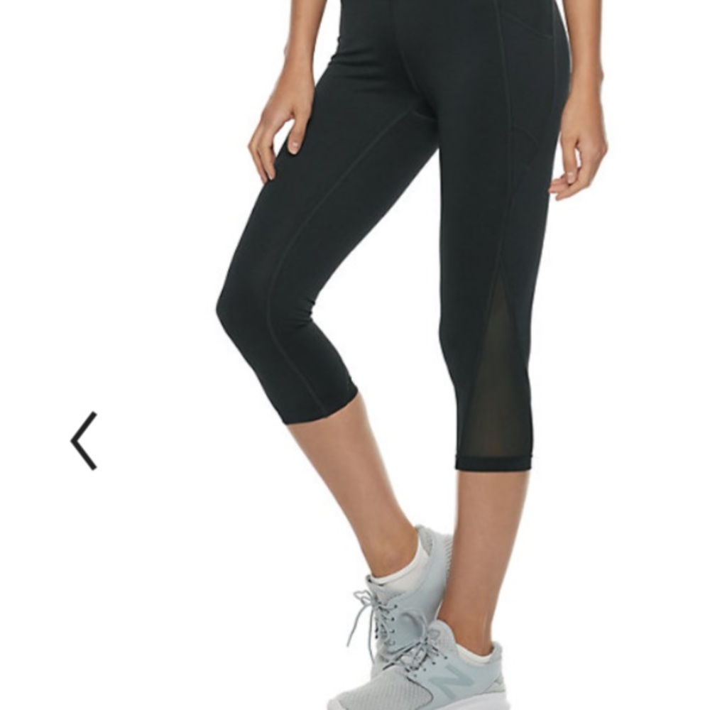 Capri workout gear two pocket mid rise with mesh inserts🆕